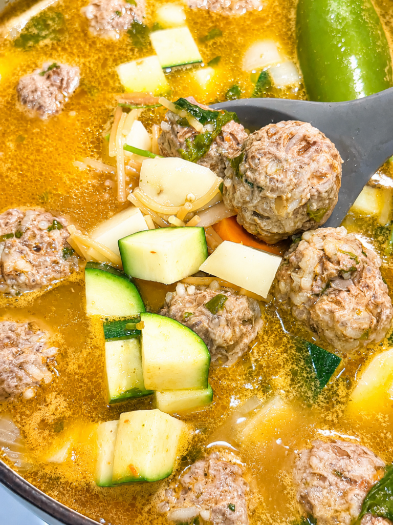 Sopa de fideo con albondigas
